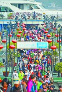 武汉迎“史上最大旅游团”：百台大巴5000名河南游客
