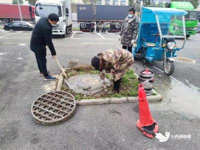 慈惠街全面更新80个残破窨井盖 让小区内道路行走更平坦