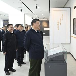 第一观察·瞬间 | 在这些文化遗存前，总书记停下脚步仔细察看