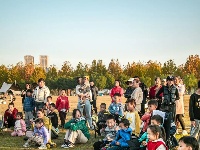 围观，一场没有门票的草坪音乐会