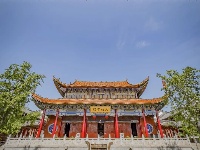 一座古刹的初夏叙事