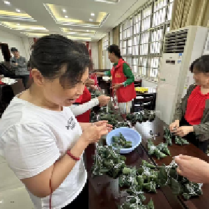 粽叶飘香迎端午 艾叶和谐一家亲