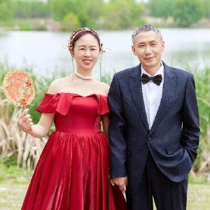 青草湖社区开展“时光记忆，‘520’向爱表白”户外婚纱摄影活动