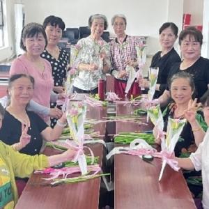 径河街沿海社区：开展“以手传情 以花达爱”志愿者服务