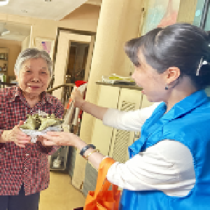 文家湾社区开展 “粽香传情，暖心空巢” 活动