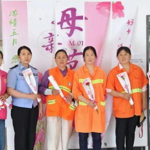 新征社区：把120束鲜花送给最拼的她们