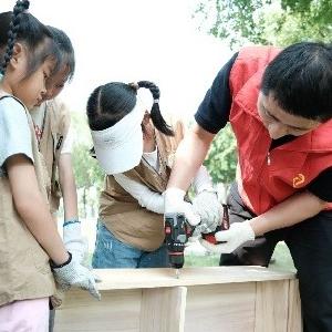 径河街赛洛城社区开展亲子“昆虫旅馆”生态共建活动