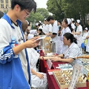 区中医医院进校园助力职校“技能节”弘扬中医文化