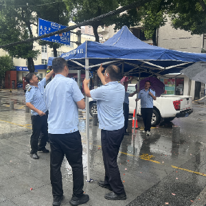 暴雨中的护考人 吴家山街道综合执法中心全力保障中考