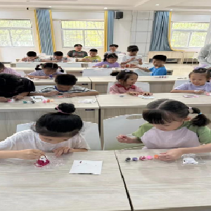 童心护航启智路 巧手绘梦健康行活动开展