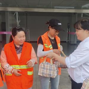 滨江社区户外职工爱心驿站“送清凉”环卫工篇