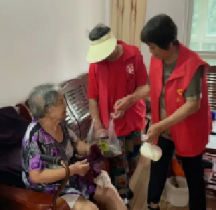 新港苑社区开展关爱老人活动