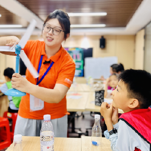 科普课开进社区 青少年“玩转”科学探索