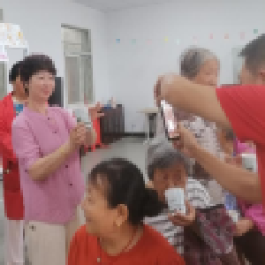 爱心义剪进社区 便民服务零距离 | 天鹅湖社区开展公益集市活动