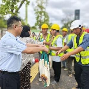 区总工会联合区园林公司工会开展“炎夏送清凉·走进项目一线”慰问活动