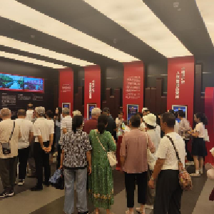 三代同心庆华诞 红色基因永传承