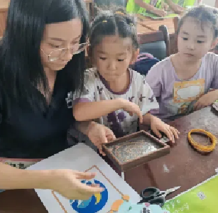 掐丝珐琅课程点亮暑期托管生活