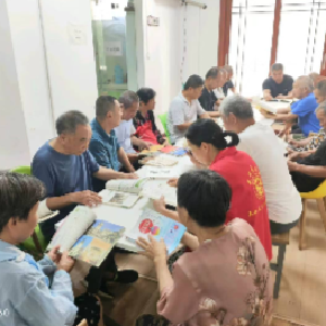 长青社区开展“夏日书香 悦读消暑”读书会活动