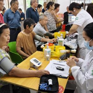 张家墩社区开展老年人公益关爱活动