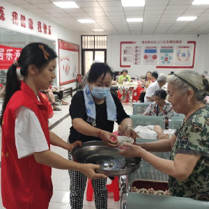 恒春里社区“爱心绿豆汤 夏日送清凉”活动开展