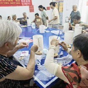 径河街官塘角社区开展“初秋密语 压花花灯聚满‘塘’”活动