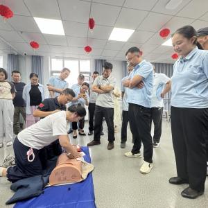 急救实训进社区 居民争当生命“第一响应人”