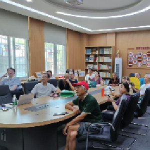 常青花园第四社区AI邻里学堂点燃银龄“数字热情”