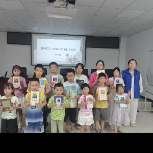 长兴集团赠书香 滨江托管添活力