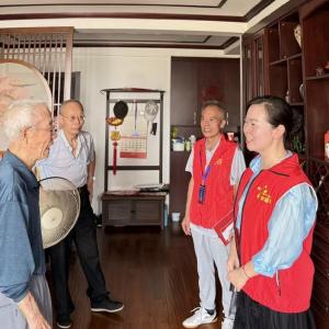 居民爱心赠水致谢 炎炎夏日情暖网格