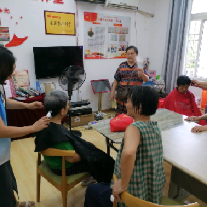 望丰社区“夏日便民剪，社区爱相连”公益理发活动开展