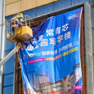 东西湖区户外广告整治攻坚：“安全”与“颜值”双提升