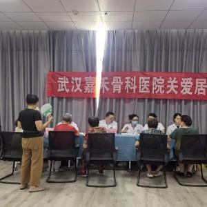 义诊进社区 纳凉点送上健康“凉”方