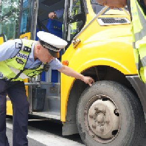 “人车双查”，东西湖警方集中为校车安全“体检”