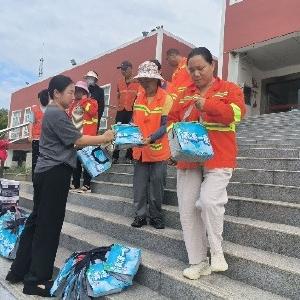 新苑社区为户外劳动者送去防暑降温物资