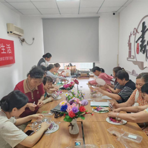 东兴里社区开展“夏日拾趣 巧手制扇”老年人手工团扇制作活动