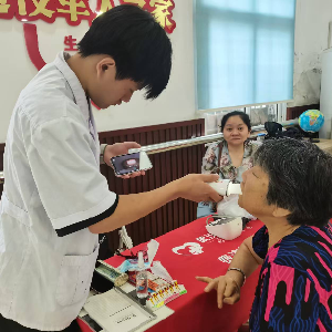 吴家山街开屏里社区开展口腔义诊活动