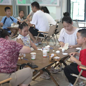 马池墩社区联合梧桐雨文化驿站开展儿童石膏画DIY活动