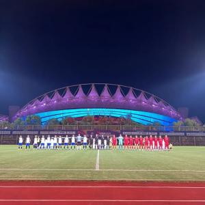 踢球呐，最重要的就是开心