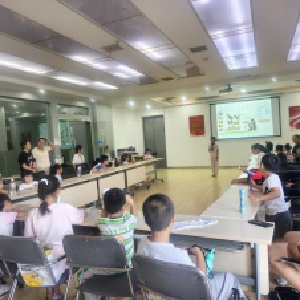 祁家山社区开展“一起‘摊’玩，‘阅’享童年”亲子阅读活动