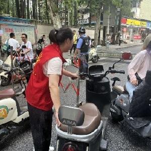 杏园社区开展“守好校门护学岗 筑牢辖区安全墙”爱心护学志愿服务活动