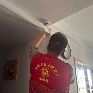 姑李路社区免费安装烟感报警器，为独居老人筑牢安全防线