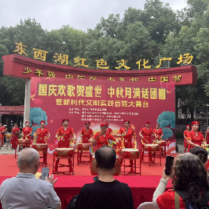 国庆欢歌贺盛世，中秋月满话团圆