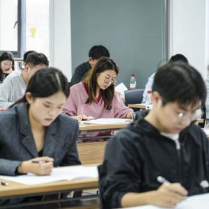 东西湖区110余名青年现场“笔斗”！