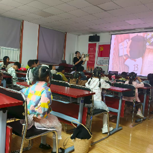 杏园社区开展“亲子同读沐书香，童心共缔伴成长”亲子阅读活动