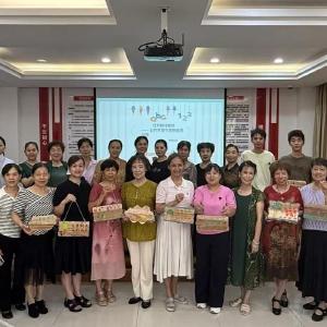 红书包“拎”起共治活力，将花社区中青年齐聚技能坊，共绘公约与环保新图景