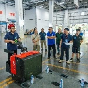 机器狗驮奖牌！东西湖这场大赛，科技感拉满了