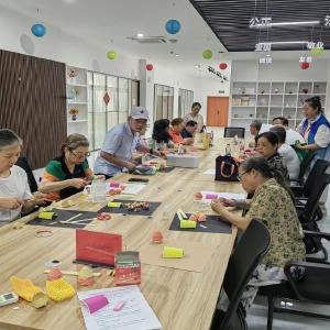 将军北路社区开展“鸡蛋托DIY创意花朵装饰画”环保手工活动