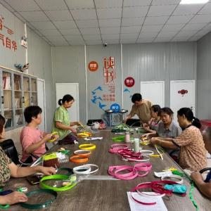 华星社区双节送“爱心包”，居民笑开颜