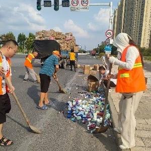 暖心！货车化妆品散落路口，环卫工20分钟“快闪”清障
