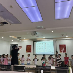 祁家山社区开展“换个角度看世界”亲子阅读活动